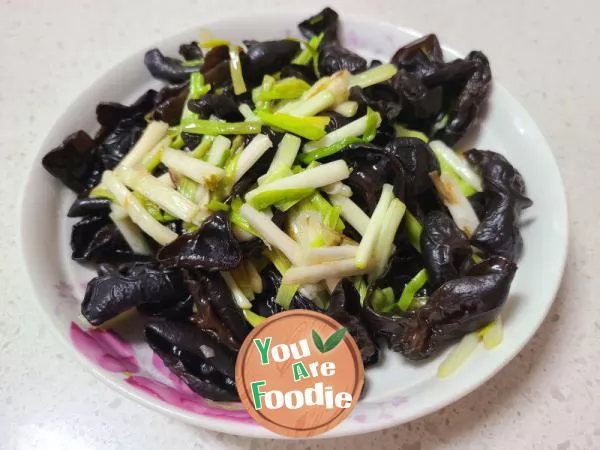 Stir fried black fungus with garlic yellow