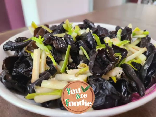 Stir-fried-black-fungus-with-garlic-yellow