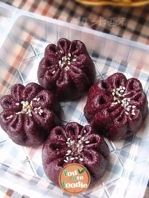 Nutritious breakfast -- black rice, bean paste and chrysanthemum buns