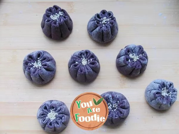 Nutritious breakfast -- black rice, bean paste and chrysanthemum buns