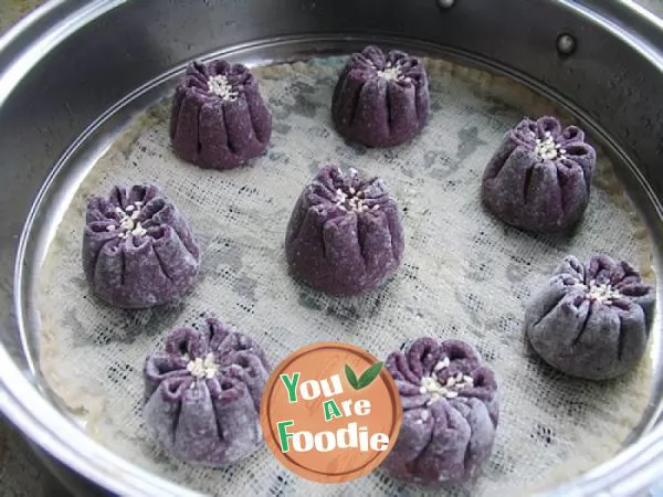 Nutritious breakfast -- black rice, bean paste and chrysanthemum buns