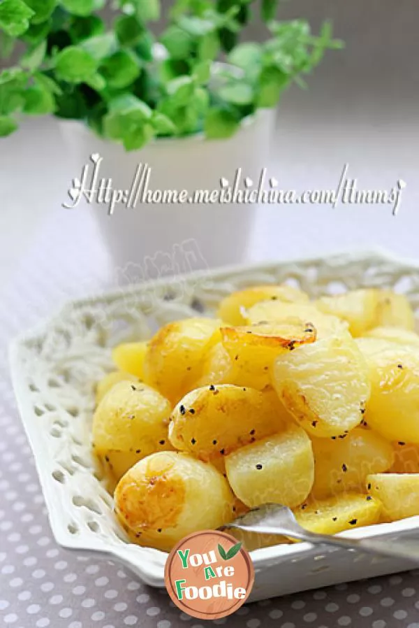 Healthy-food-in-the-light-food-era-roast-potato-with-black-pepper-and-olive-oil