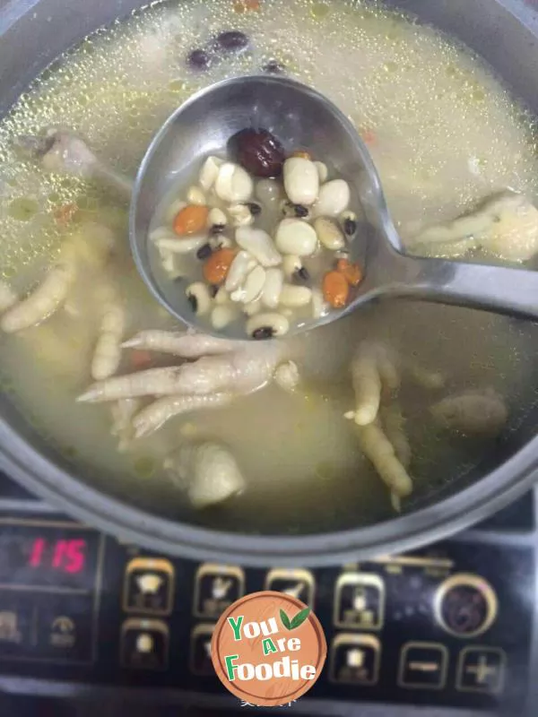 Chicken feet, eyebrow beans and peanuts soup