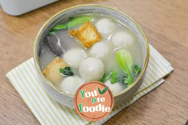 Fish-balls-and-green-vegetables-soup