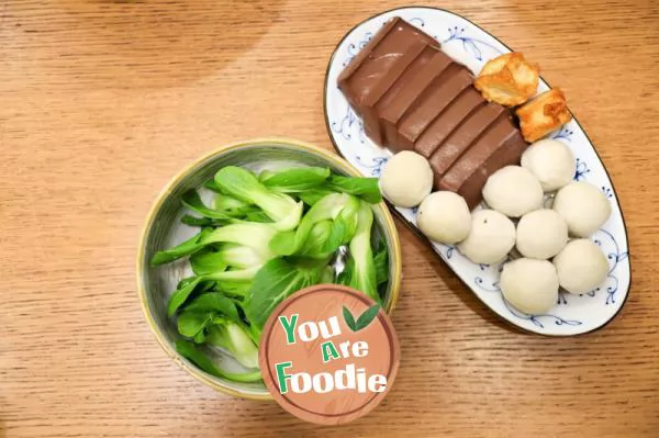 Fish balls and green vegetables soup