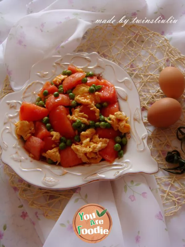 Scrambled-eggs-with-tomatoes-and-peas