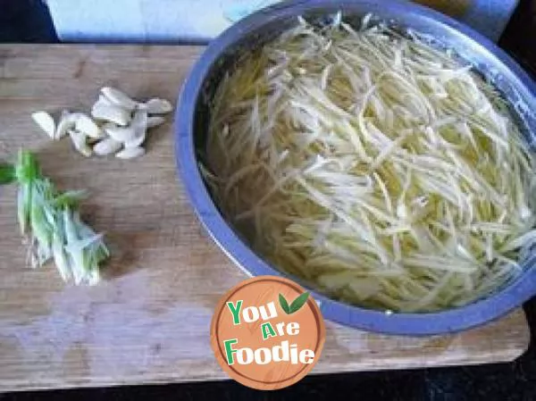 Simple homely dish -- [fried shredded potato with vegetables]