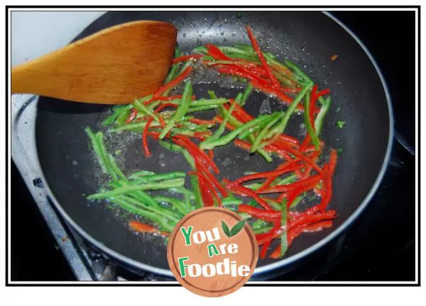 Fried shredded lotus root with green and red pepper