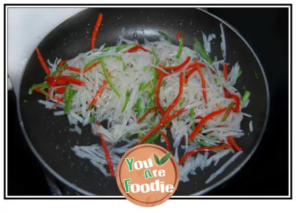 Fried shredded lotus root with green and red pepper