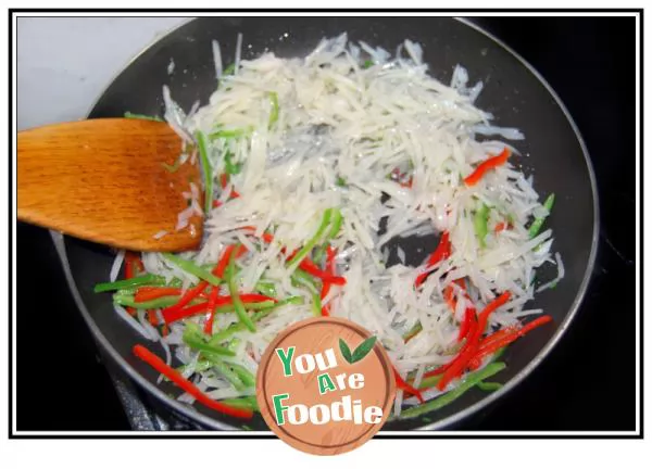 Fried shredded lotus root with green and red pepper