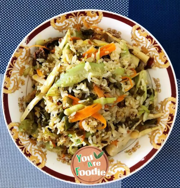 Fried rice with green pepper, pork and three vegetables