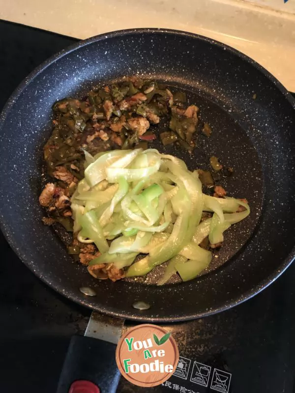 Fried rice with green pepper, pork and three vegetables