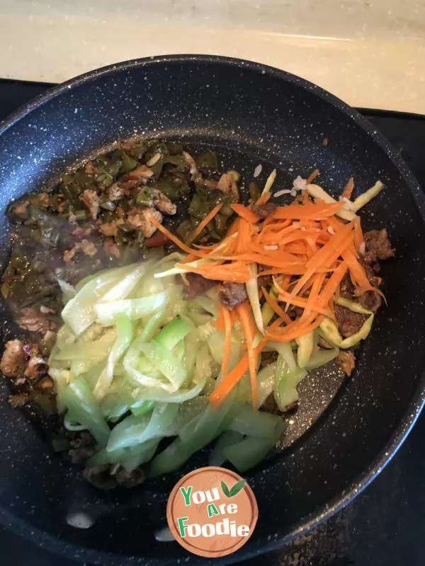 Fried rice with green pepper, pork and three vegetables