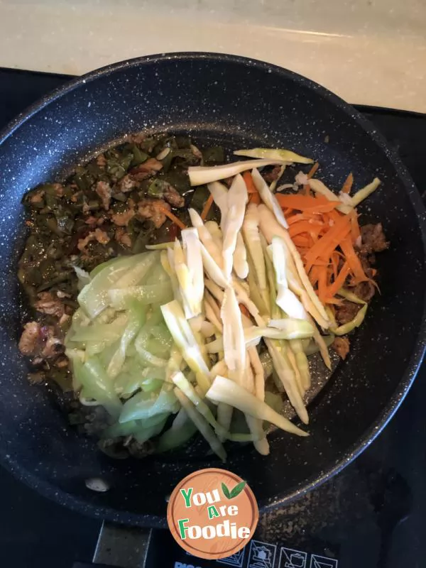 Fried rice with green pepper, pork and three vegetables