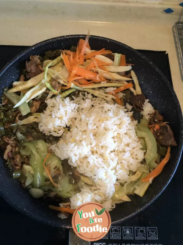 Fried rice with green pepper, pork and three vegetables