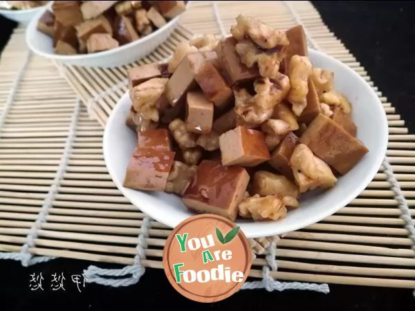 Diced walnuts with dried tofu