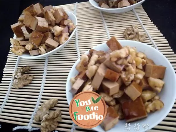 Diced walnuts with dried tofu