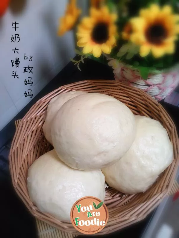 Steamed bread with milk