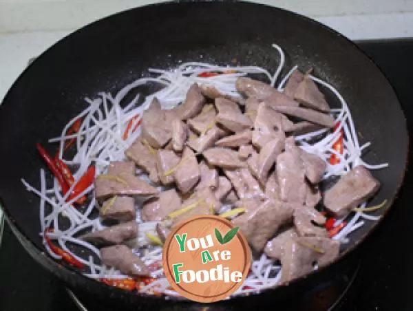 Invigorating the liver and brightening the eyes --- fried pork liver with leek and bean sprouts