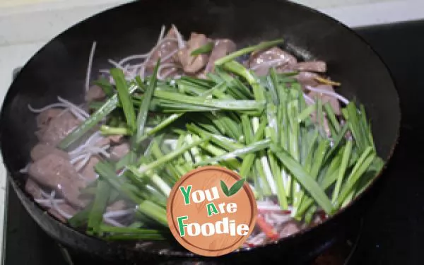 Invigorating the liver and brightening the eyes --- fried pork liver with leek and bean sprouts