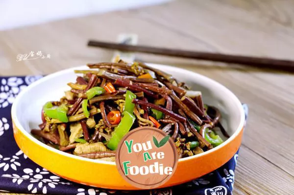 Fried fern with shredded pork