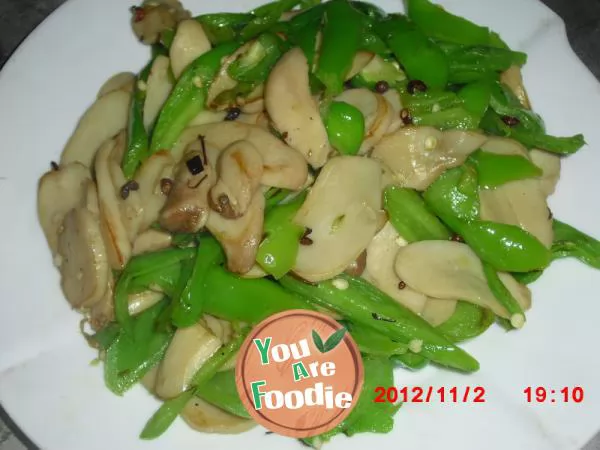 Fried Pleurotus eryngii with green pepper