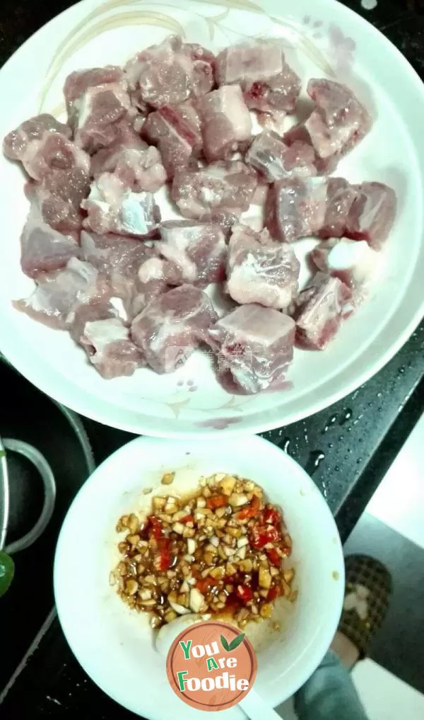 Steamed spareribs with minced garlic