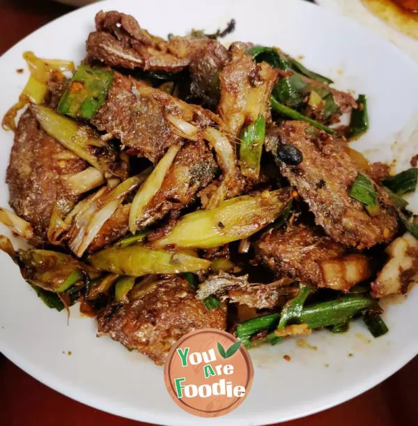 Braised hairtail with garlic sprouts