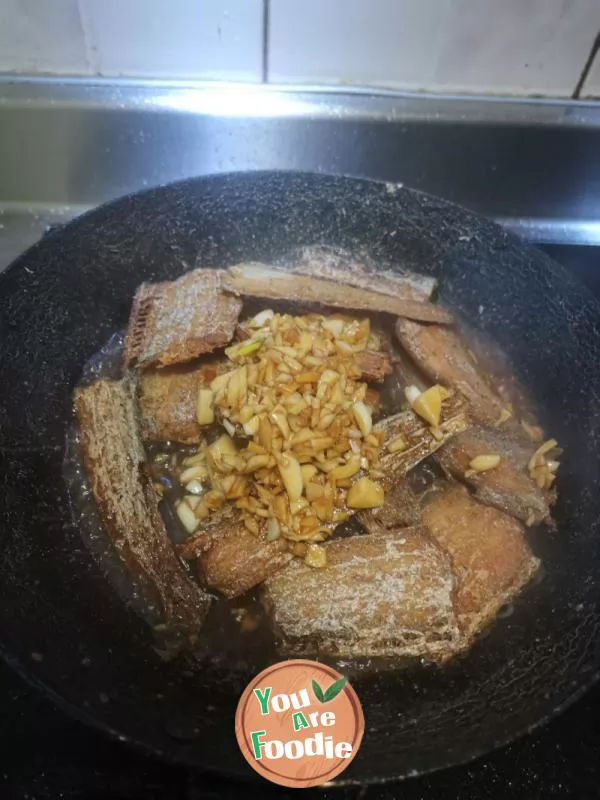 Braised hairtail with garlic sprouts