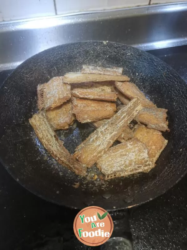 Braised hairtail with garlic sprouts