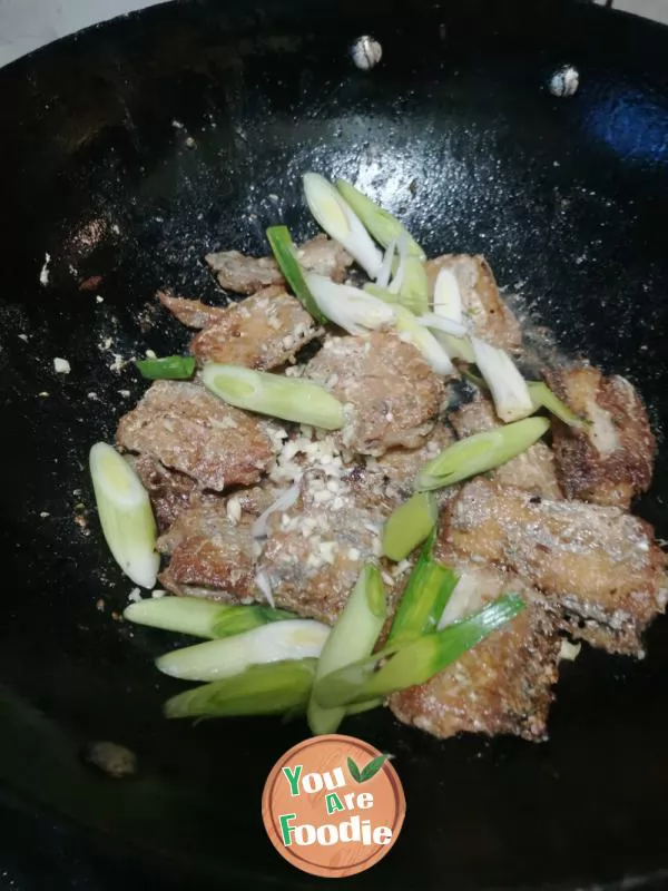 Braised hairtail with garlic sprouts