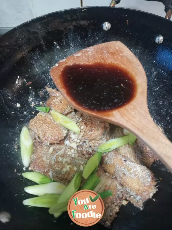 Braised hairtail with garlic sprouts