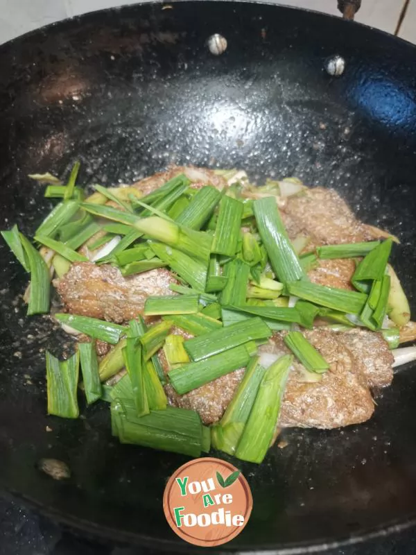 Braised hairtail with garlic sprouts