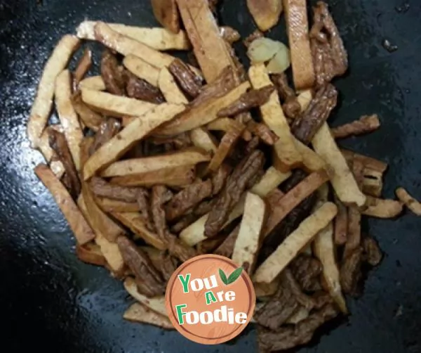 Fried beef with leeks and dried beans