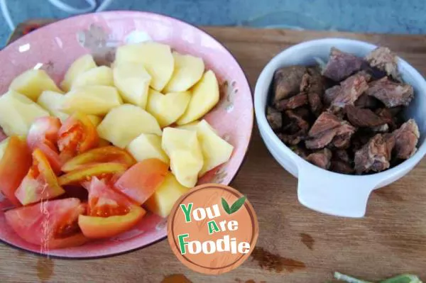 Stewed persimmon with beef and potato