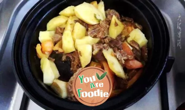 Stewed persimmon with beef and potato