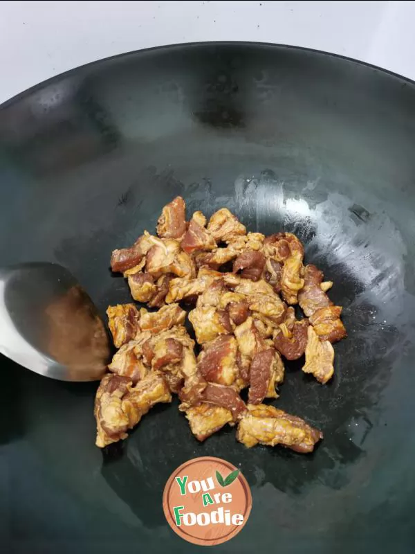 Steamed pork with pumpkin powder