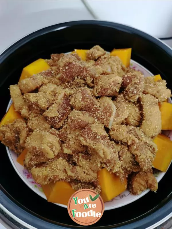 Steamed pork with pumpkin powder