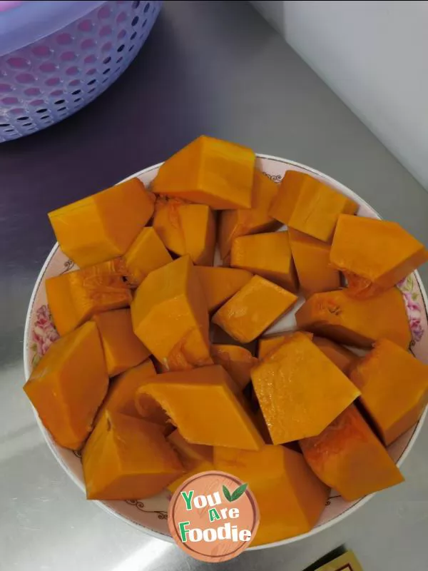 Steamed pork with pumpkin powder