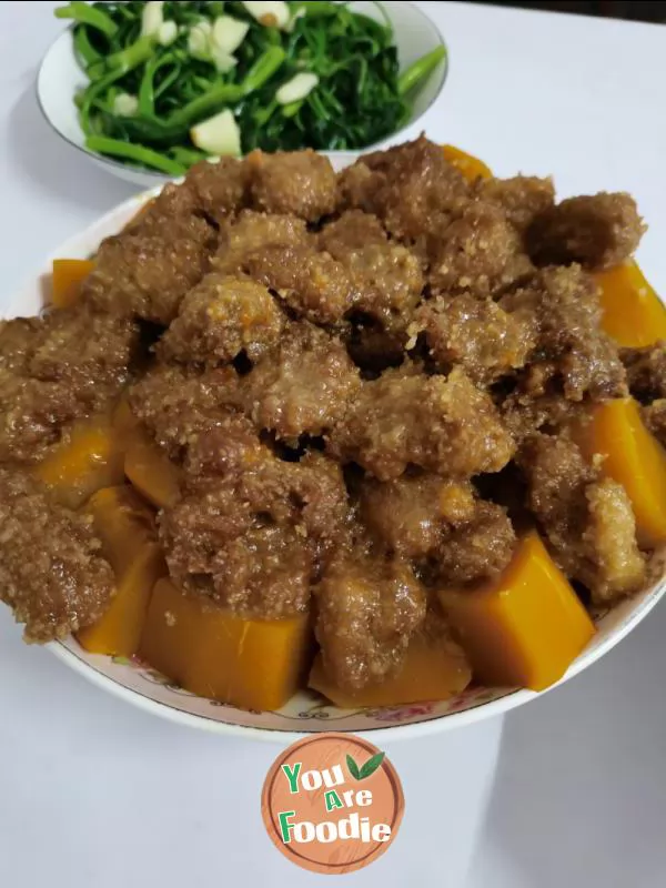 Steamed pork with pumpkin powder