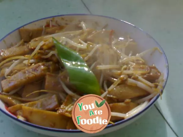 Fried sausage with mung bean sprouts