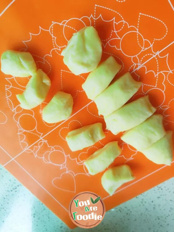 Su style moon cake with pepper and salt