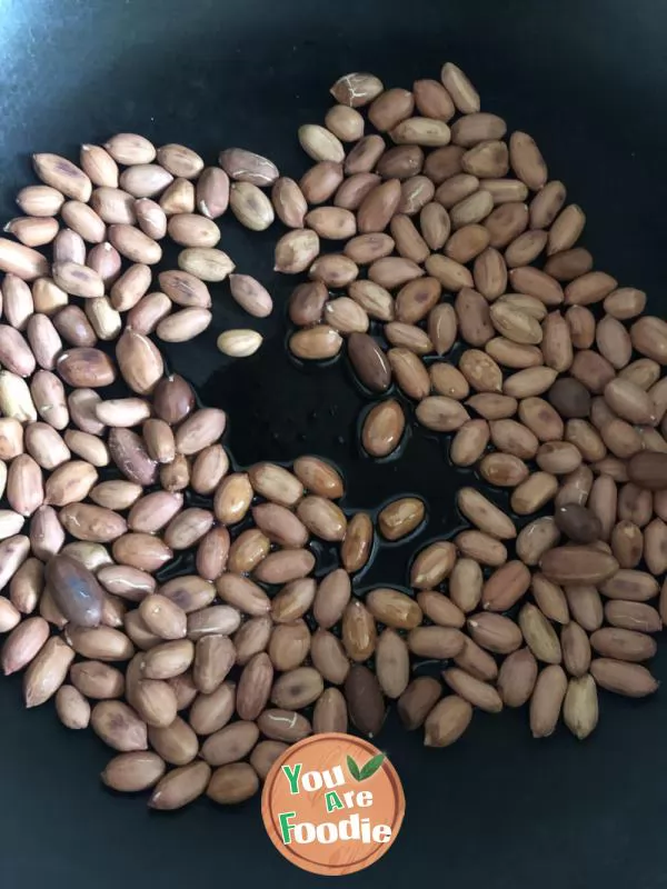 Pepper and salt peanuts