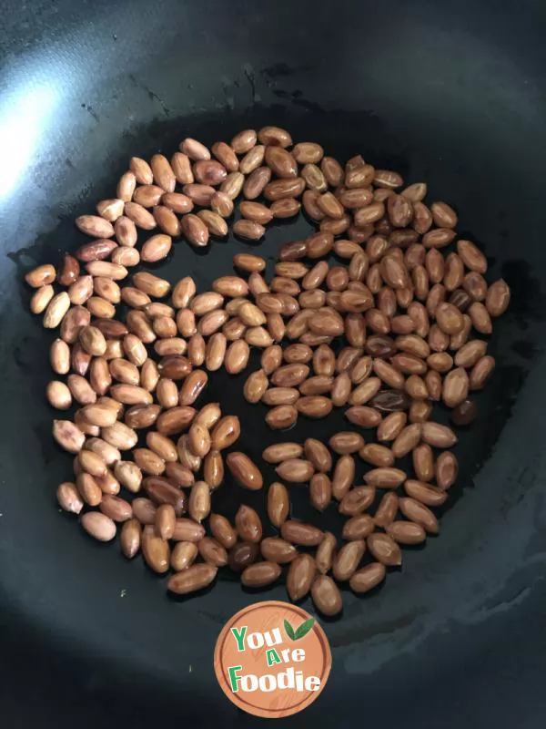 Pepper and salt peanuts