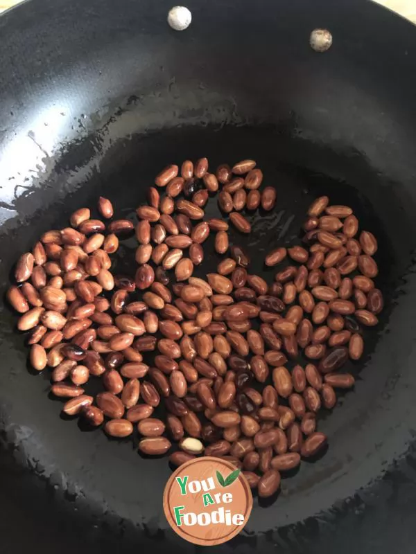 Pepper and salt peanuts