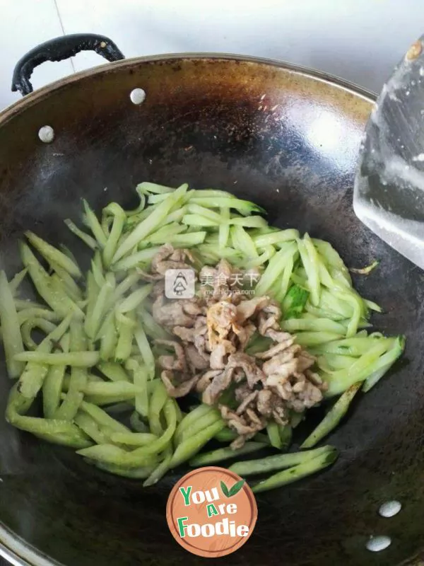 Novice kitchen home style fried pork with cucumber