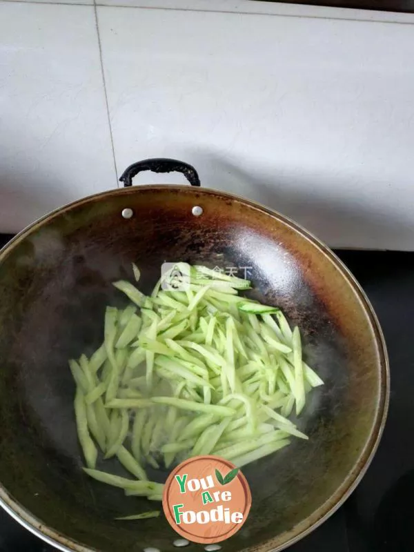 Novice kitchen home style fried pork with cucumber