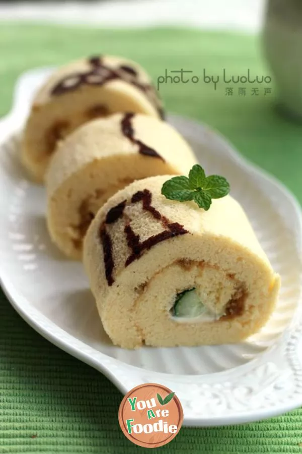 Salad meat floss cake roll