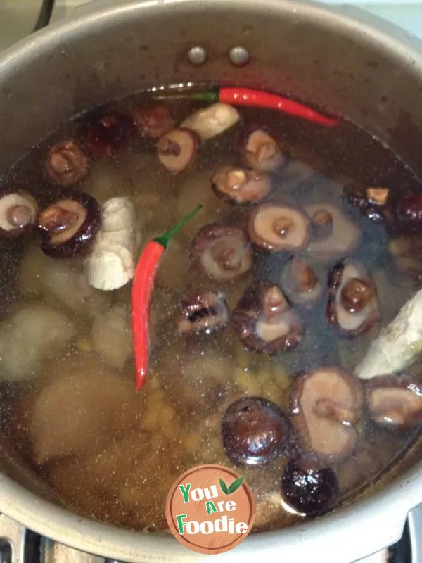 Mushroom and pig's Trotter soup