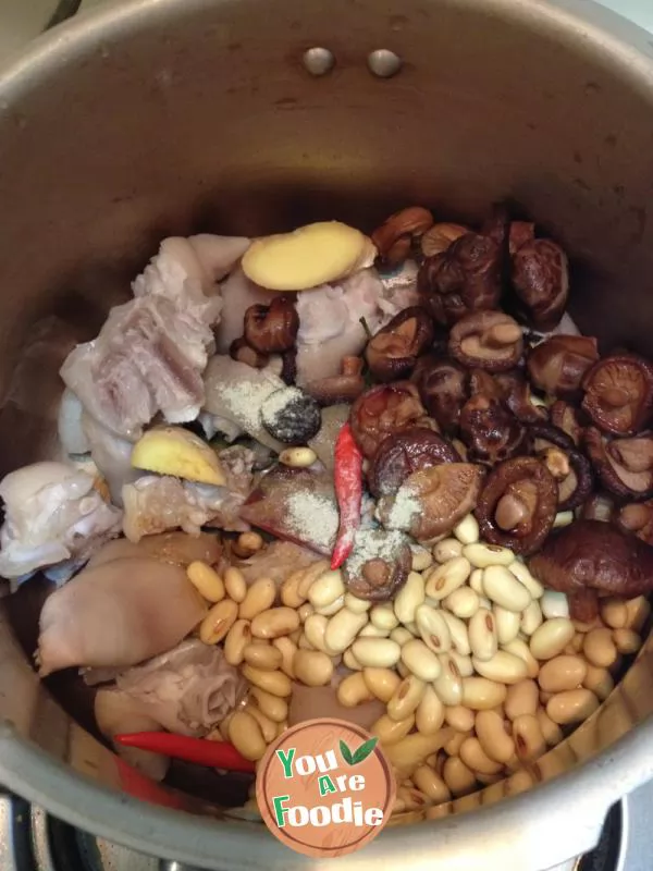 Mushroom and pig's Trotter soup